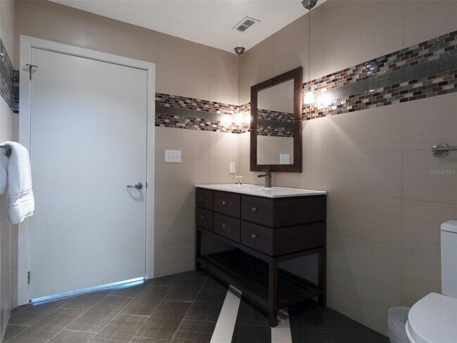 Building Photo - 525 E Jackson St