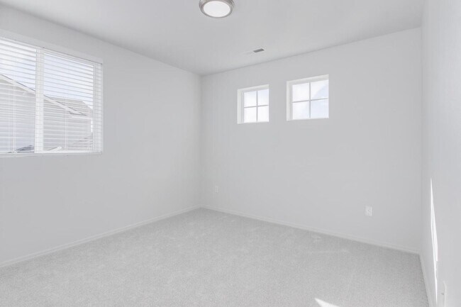 Building Photo - Newer 4 Bed / 2.5 Bath House For Rent _ Pl...