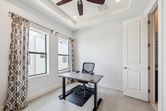 Building Photo - 2118 Sabine St