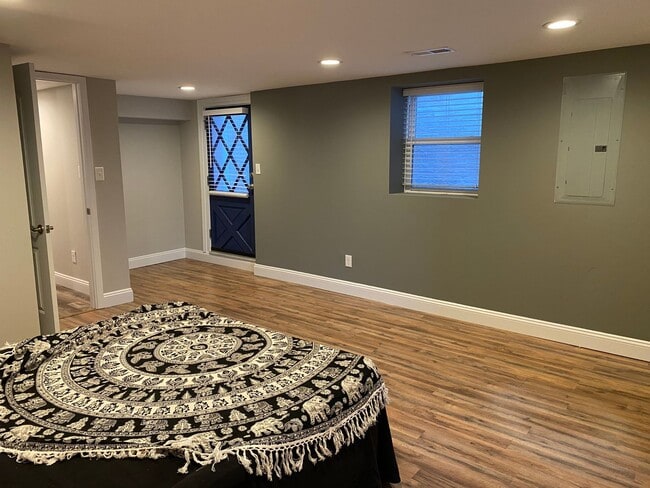 Building Photo - Renovated Hill Home for Rent!