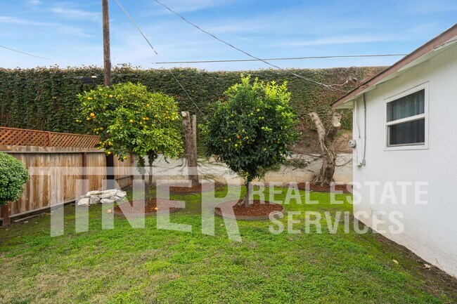 Building Photo - 2017 Buckeye Dr