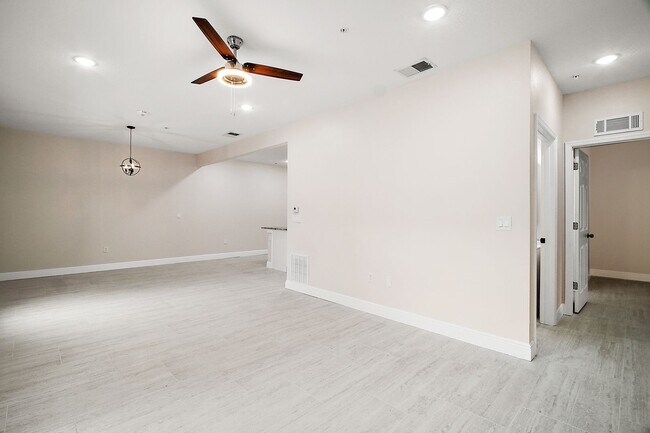 Building Photo - Luxury 2 Bed 2 Bath, Downtown Eustis Full ...