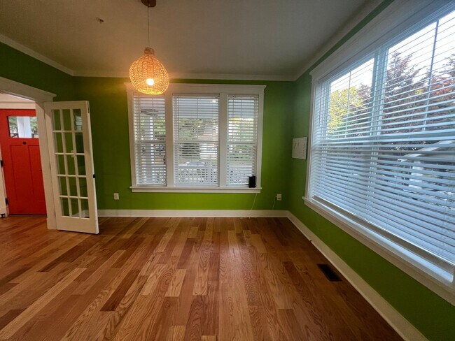 Building Photo - Stunning 4 BR/3.5 BA Single-Family Home in...
