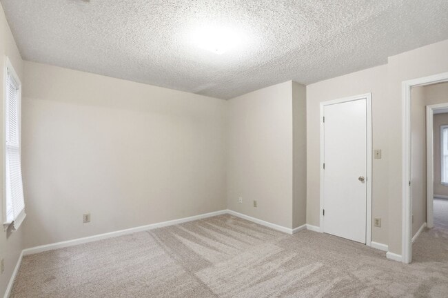 Building Photo - Oakhurst Living at Its Finest (Fresh Paint - New Carpet)