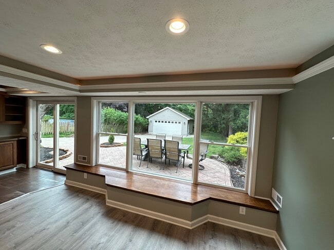 Building Photo - 5990 Edgehill Dr