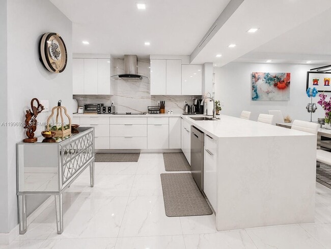 Building Photo - 2370 NE 135th St