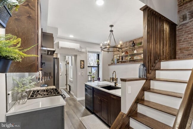 Building Photo - 526 E Thompson St