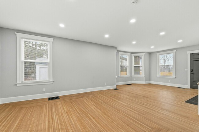 Building Photo - 2978 Wardall Ave