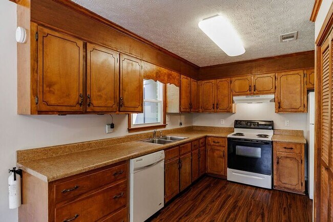 Building Photo - 147 VFW Dr