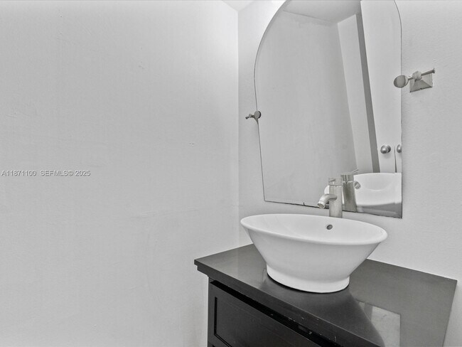 Building Photo - 9800 W Bay Harbor Dr