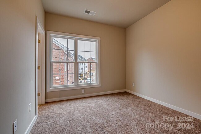 Building Photo - 2209 Silver Cres Dr