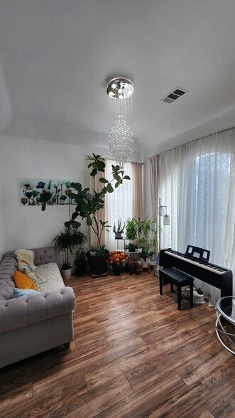 Building Photo - 4009 Stable Dr