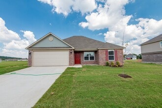 Building Photo - 4BR Home w/Fenced Yard