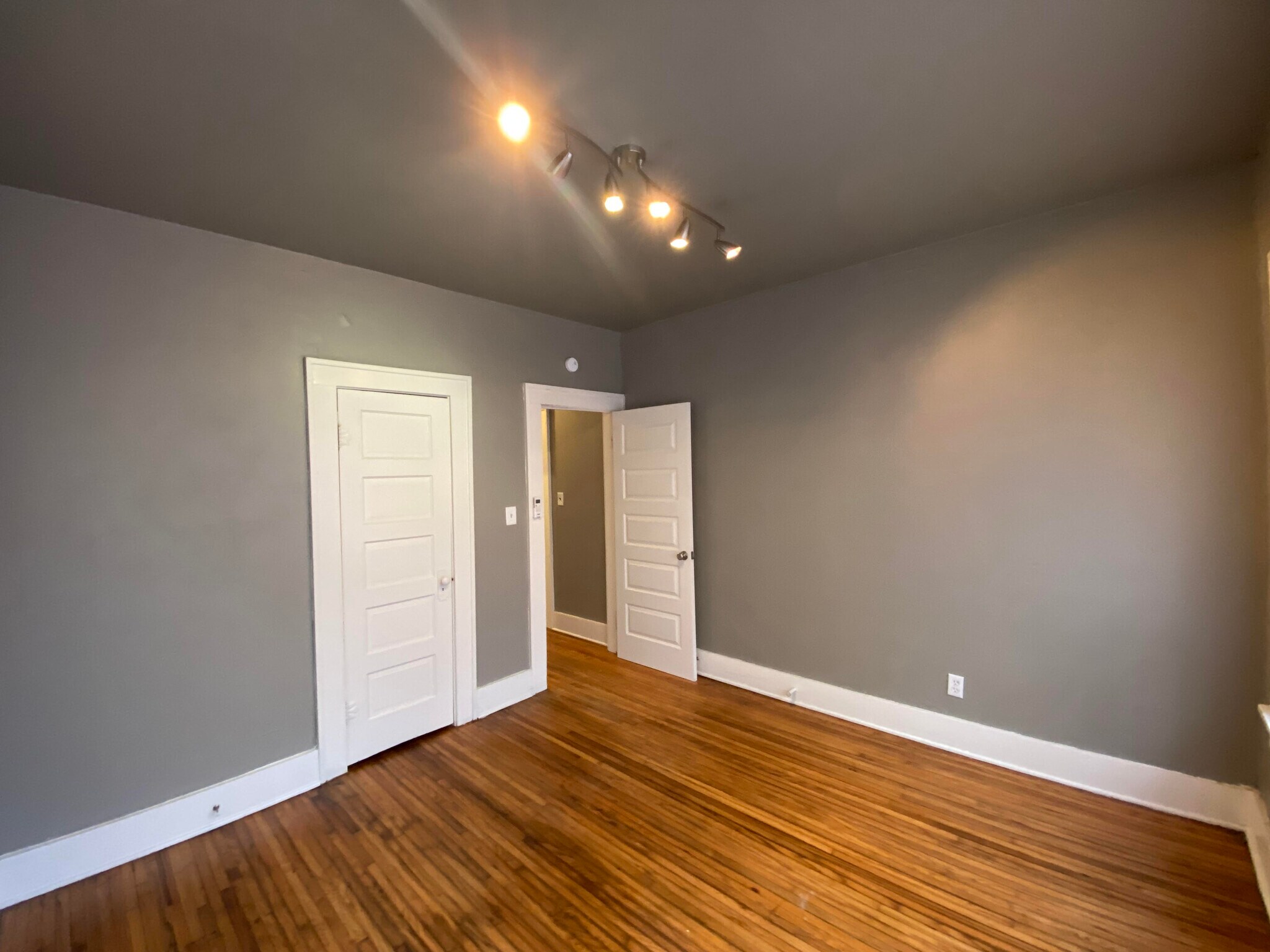 Building Photo - 147 N Lewis Pl