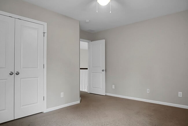 Building Photo - 3 bedrooms, 2.5 bathrooms  2-car garage in...