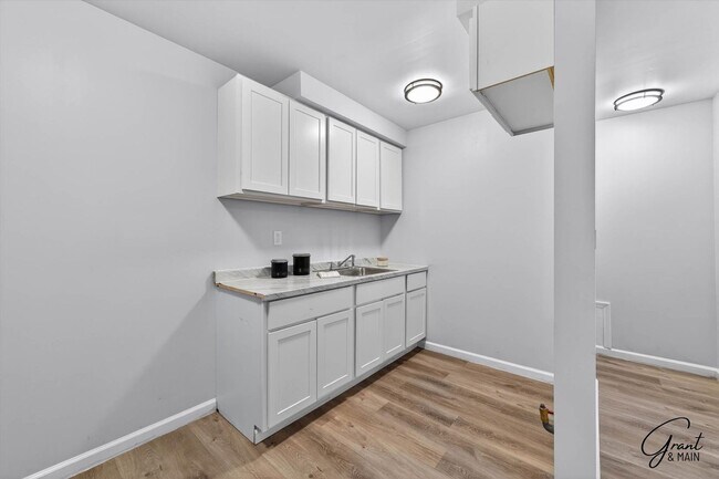 Building Photo - $995 - $1200 - Spacious 1 bedroom Apartments