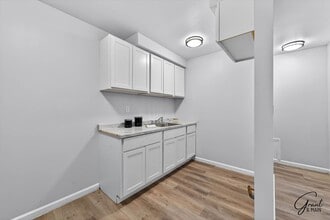 Building Photo - $850 - Spacious 1 bedroom Apartments