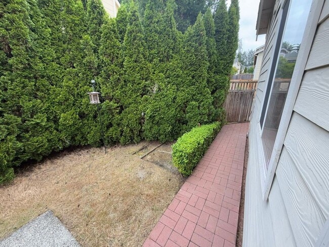 Building Photo - Darling Bellevue Home!