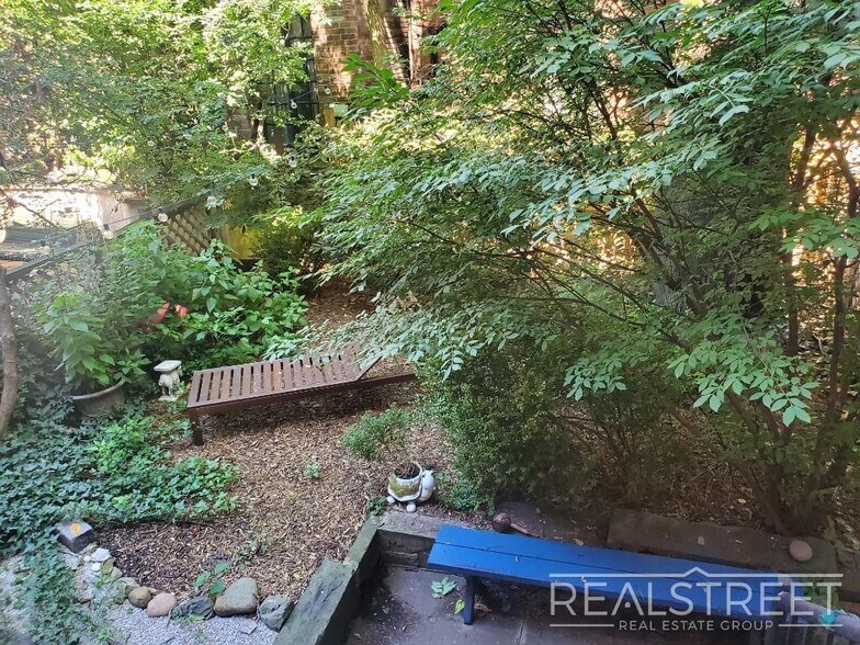 Building Photo - Stunning 2BR apartment with Private Terran...