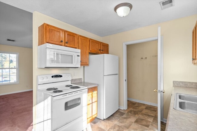 Building Photo - Dog Friendly Home For Rent Near Heritage Park!