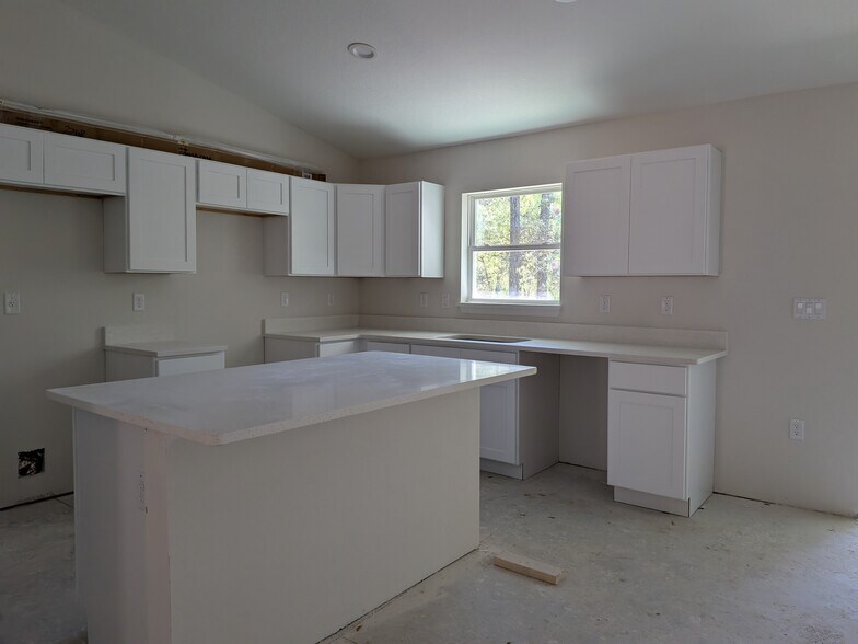 Building Photo - 1640 W Saint Elizabeth Pl