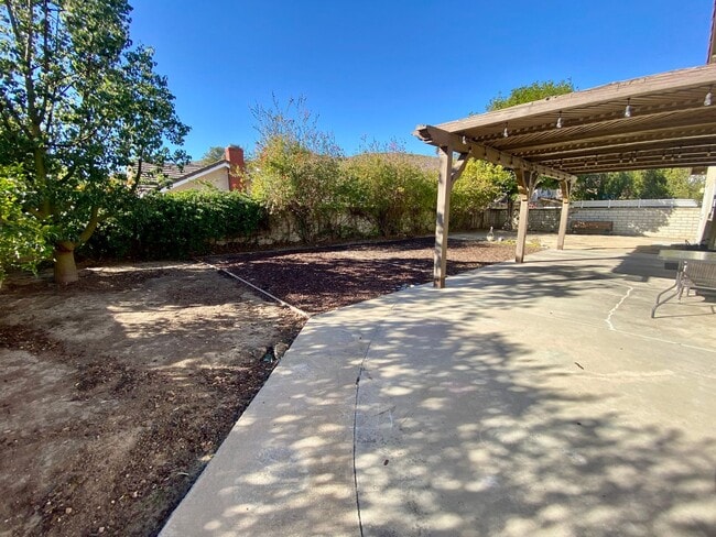 Building Photo - Gorgeous 3 bed 3 bath home in Thousand Oaks - First Time Rental!