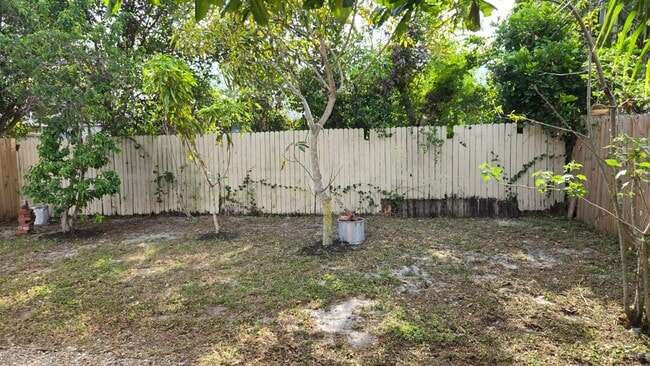 Building Photo - 6511 Seminole Dr