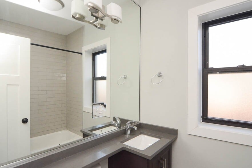 Building Photo - 714 W Brompton Ave