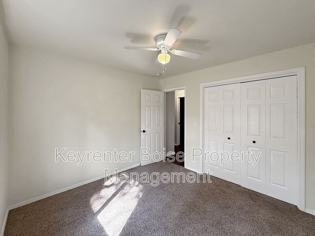 Building Photo - 105 N Chaparal St