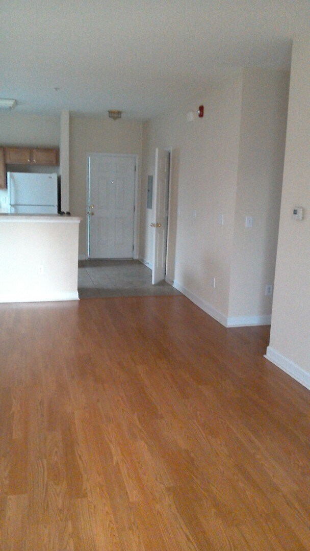 Building Photo - SPECIAL!  2 Bedroom/2 bath Condo - 1/2 half rent second month