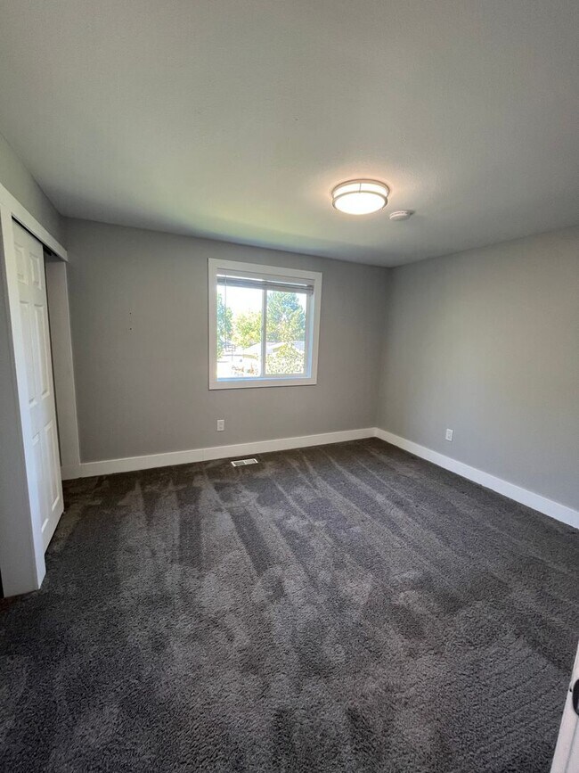 Building Photo - AVAILABLE NOW!! 4-Bedroom, 3-Bathroom Home Nestled in the Cotton Creek Neighborhood!