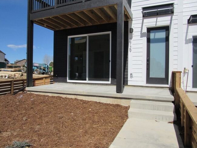 Building Photo - Modern Solar Powered Home in Broomfield