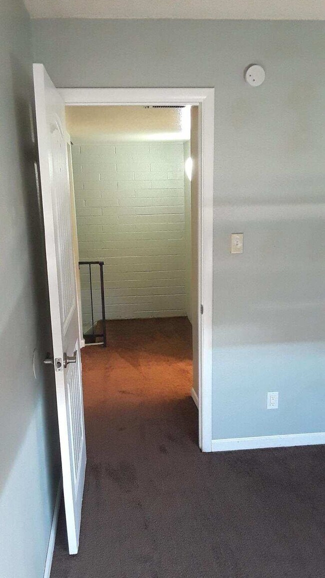 Building Photo - Fantastic 2 bedrooms and 1 bathroom Townho...