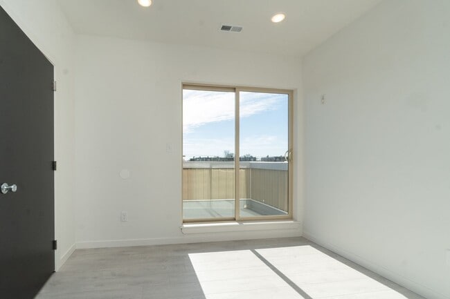 Building Photo - 5617 Sansom St