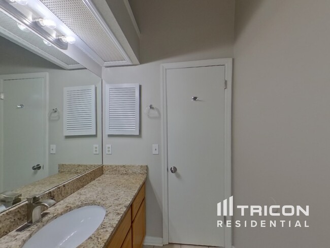 Building Photo - 6466 Diamond Leaf Ct N