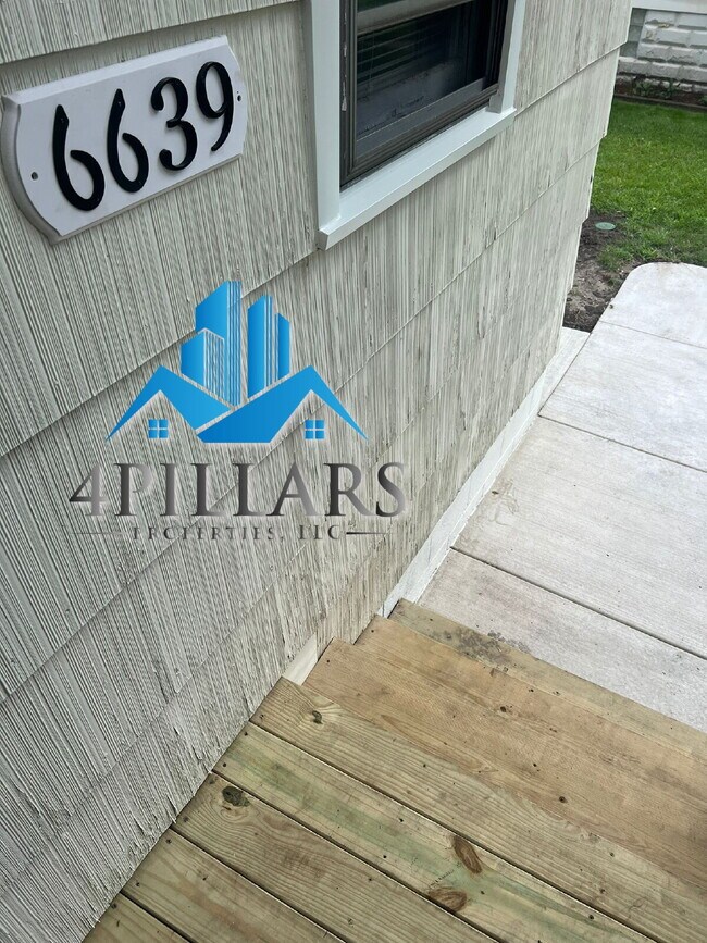 Building Photo - "Charming 2-Bedroom Gem with Finished Basement & Gleaming Hardwood Floors in Hammond!"