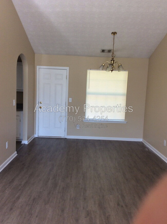 Building Photo - 390 Summer Hill Cir