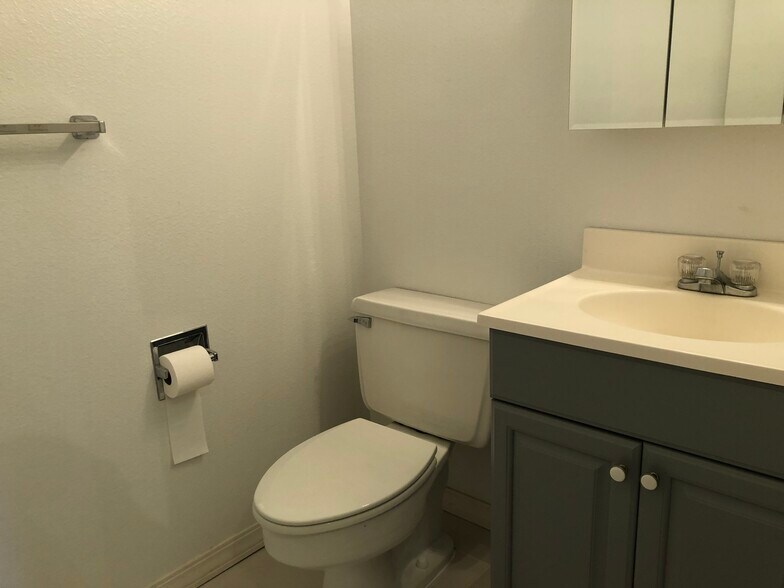 Building Photo - 600 SW Crestview St