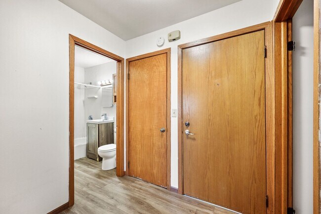 Building Photo - 2 Bed 1 Bath