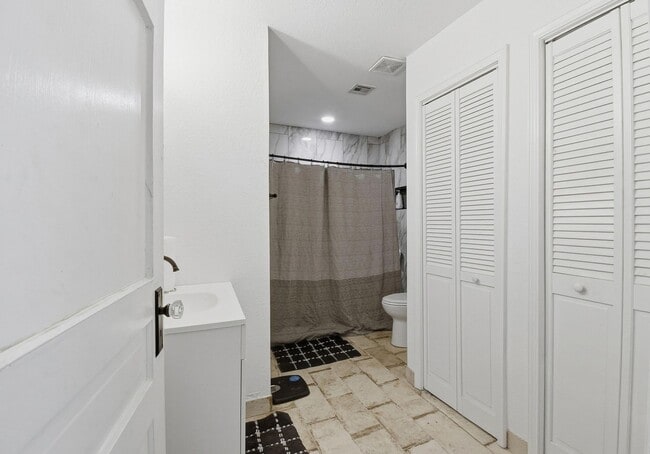 Building Photo - Spacious Home near I-244