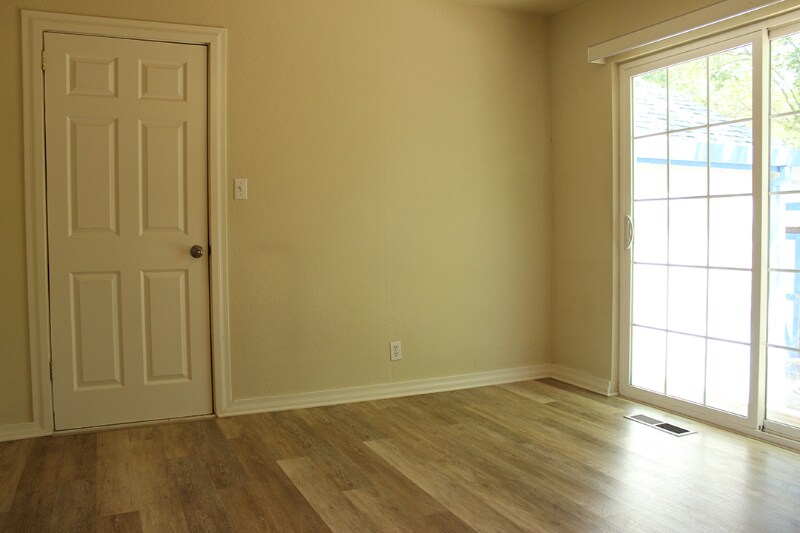 Building Photo - 1010 S Cloverdale Blvd