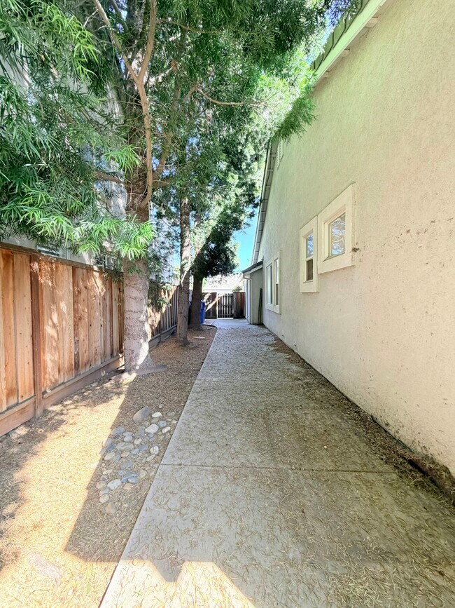 Building Photo - 1208 Landover Ct