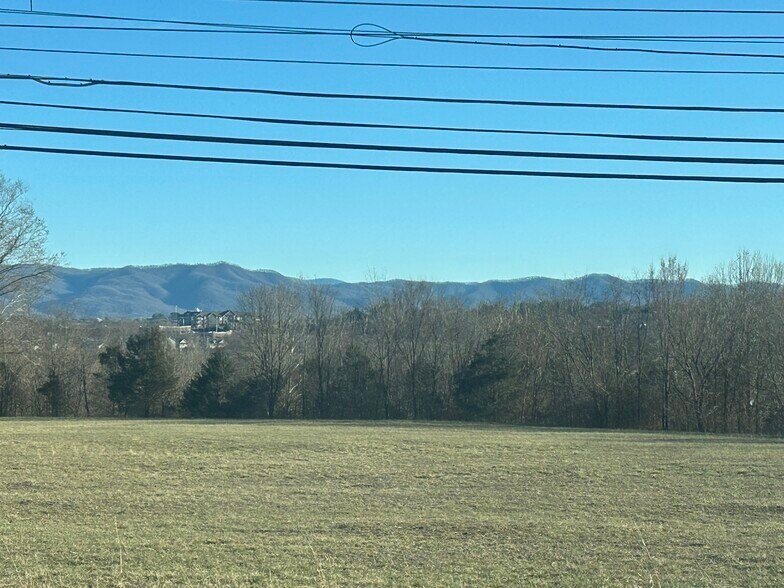 Building Photo - 108 W Mountain View Rd