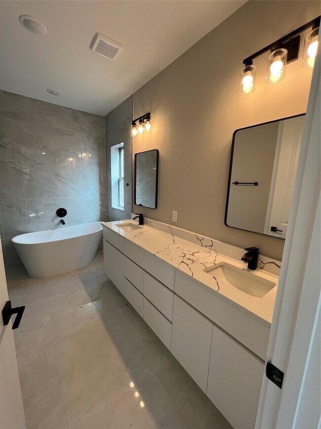 Building Photo - 20027 Venetto St