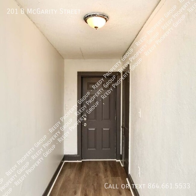 Building Photo - 1 Bedroom 1 Bath Duplex Blocks from Mills ...