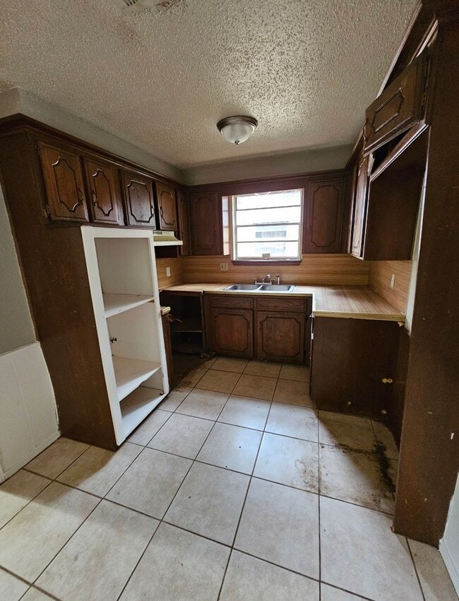 Building Photo - 4 Bedroom House Available