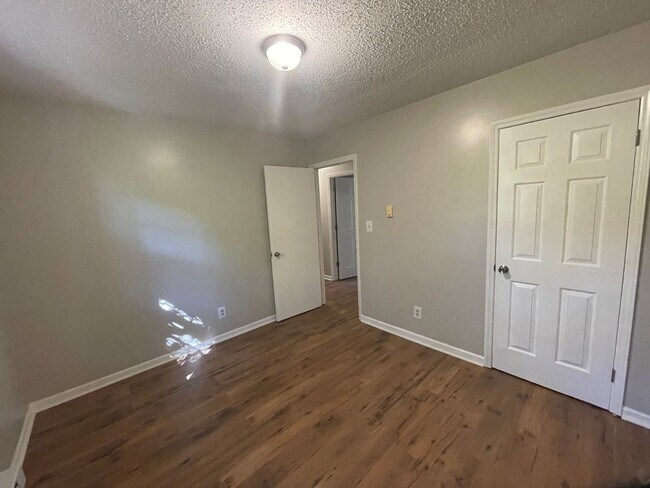 Building Photo - Renovated 3 bedroom 1 bathroom house