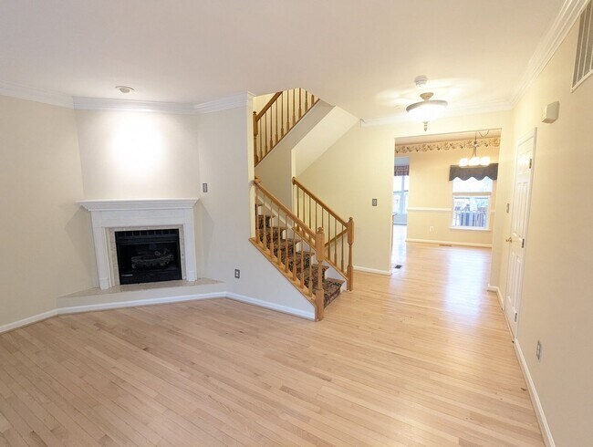 Building Photo - Townhouse in Spring Ridge community - OAKDALE school district - available before the holidays!