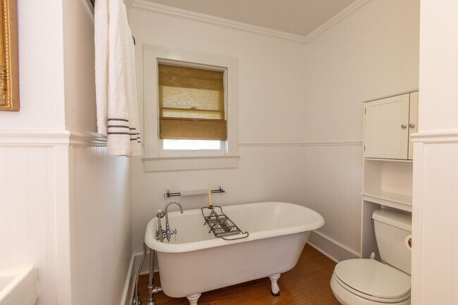 Building Photo - 208 Ella St