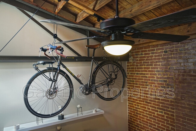 Building Photo - 631 Campbell Ave SE